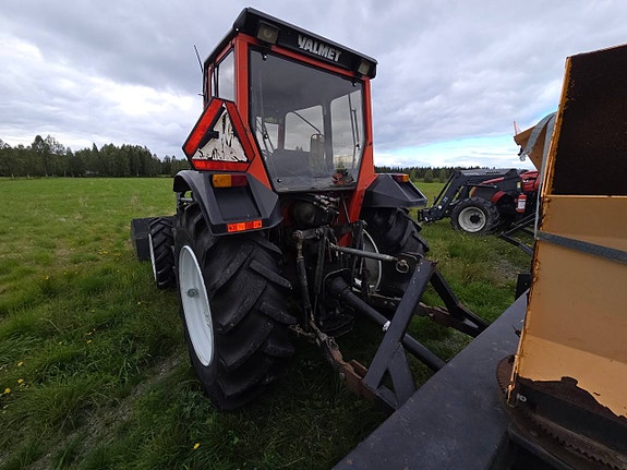 Valmet 305 traktor med lastare lämplig för snöskottning 3 of 6