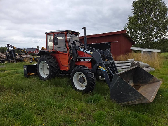 Valmet 305 traktor med lastare lämplig för snöskottning 2 of 6