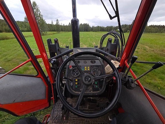 Valmet 305 traktor med lastare lämplig för snöskottning 4 of 6