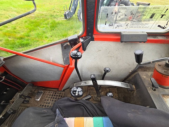 Valmet 305 traktor med lastare lämplig för snöskottning 6 of 6
