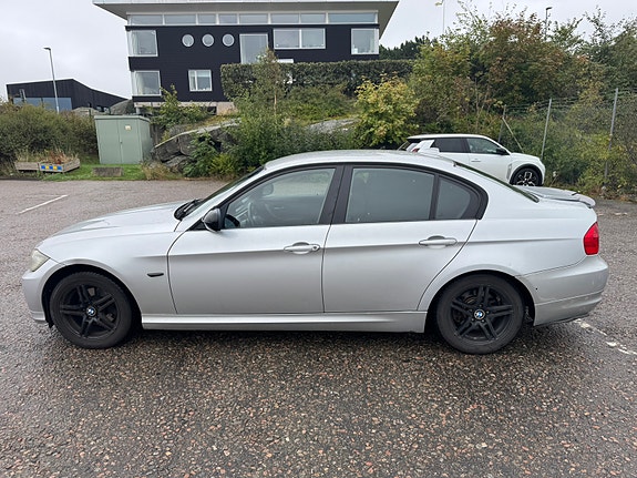 BMW 320i 5 of 11