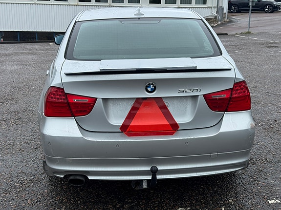 BMW 320i 4 of 11