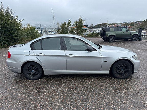 BMW 320i 2 of 11