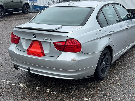 BMW 320i 3 of 11