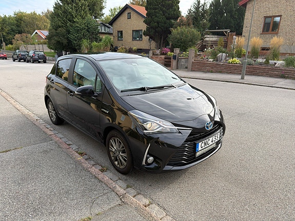 Toyota Yaris 2 of 18