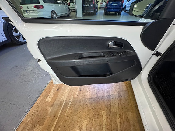 Volkswagen UP! 13 of 19
