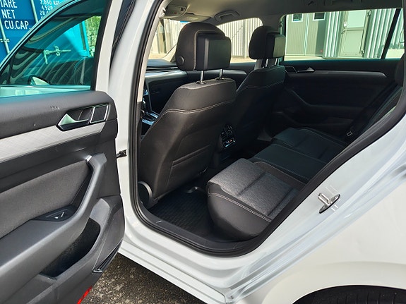 Volkswagen Passat 15 of 23