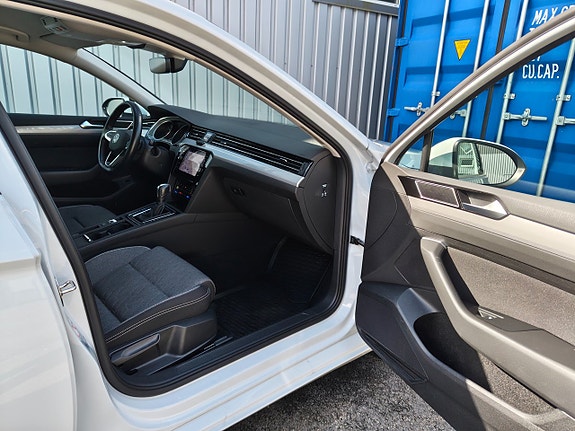 Volkswagen Passat 19 of 23