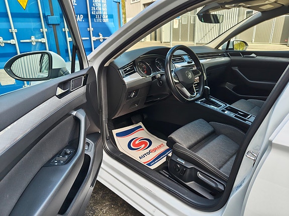 Volkswagen Passat 12 of 23