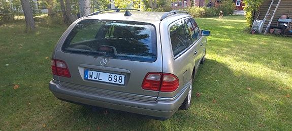 Mercedes-Benz E240 4 of 6