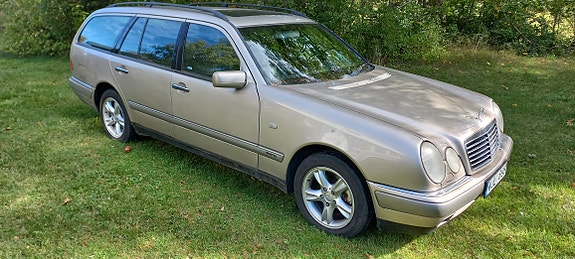 Mercedes-Benz E240 3 of 6