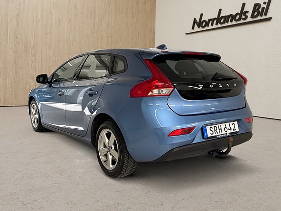 Volvo V40 2 of 7