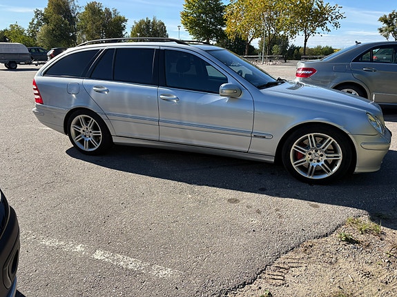Mercedes-Benz C320 9 of 13