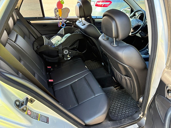 Mercedes-Benz C320 7 of 13