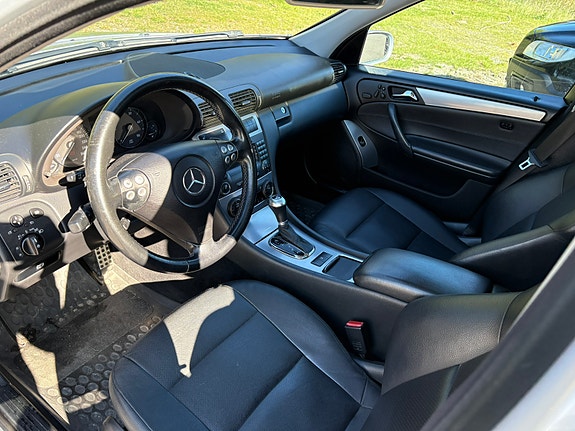 Mercedes-Benz C320 5 of 13