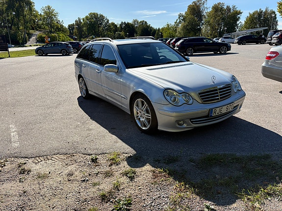 Mercedes-Benz C320 2 of 13