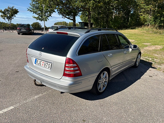 Mercedes-Benz C320 4 of 13
