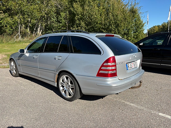 Mercedes-Benz C320 3 of 13