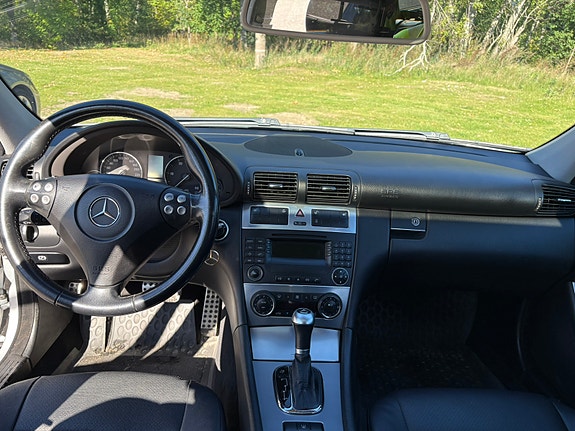 Mercedes-Benz C320 6 of 13