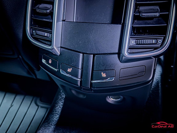 Porsche Cayenne 17 of 30