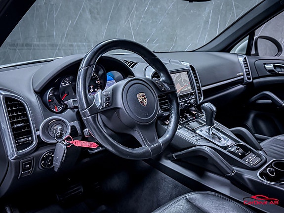 Porsche Cayenne 12 of 30