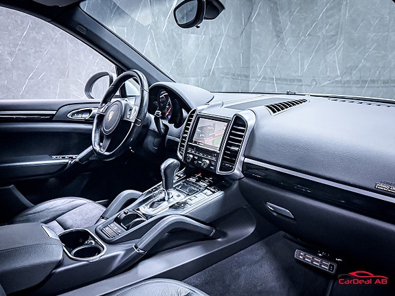 Porsche Cayenne 13 of 30