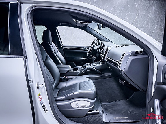 Porsche Cayenne 15 of 30