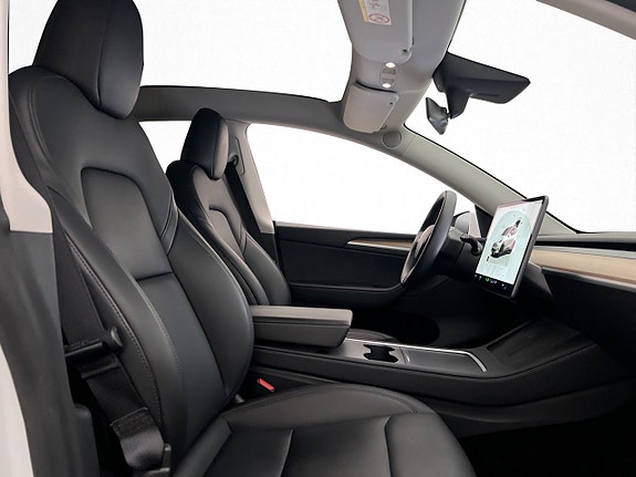 Tesla Model Y 16 of 30