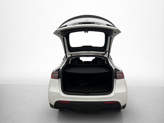 Tesla Model Y 27 of 30