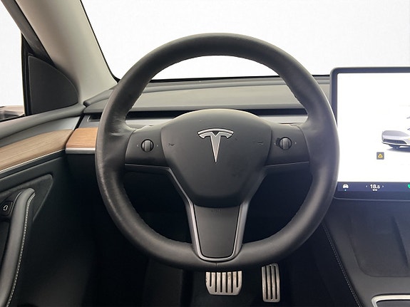 Tesla Model Y 14 of 30