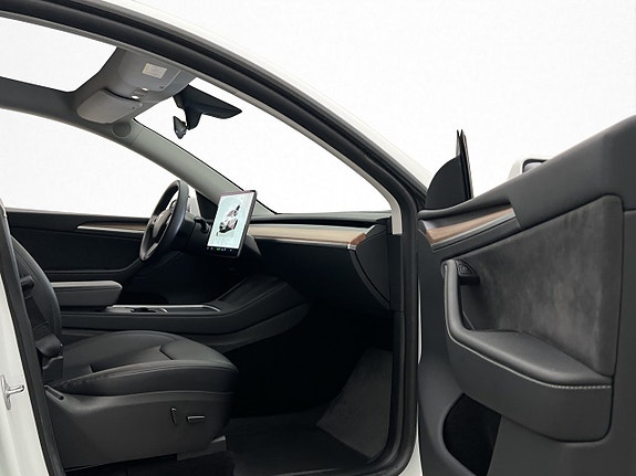 Tesla Model Y 17 of 30