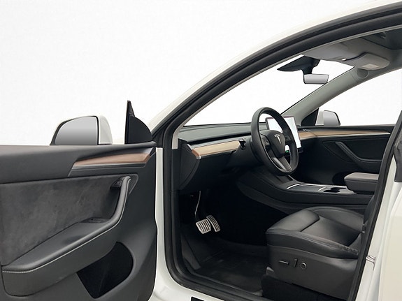 Tesla Model Y 11 of 30
