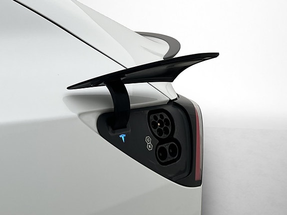 Tesla Model Y 28 of 30