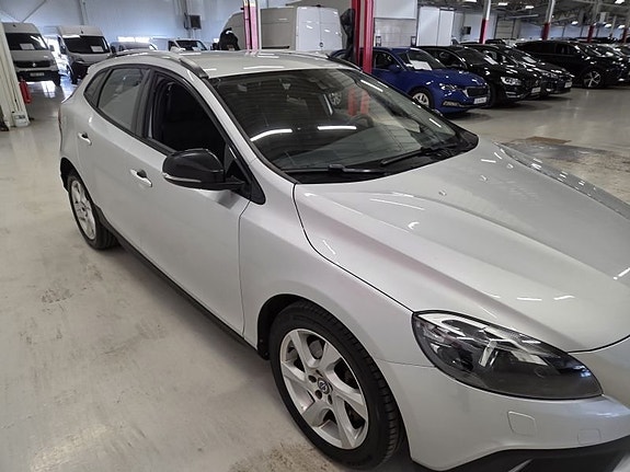 Volvo V40 Cross Country 3 of 10