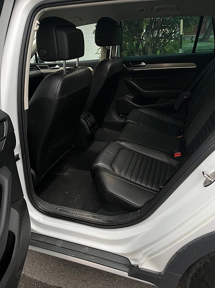 Volkswagen Passat Alltrack 11 of 14