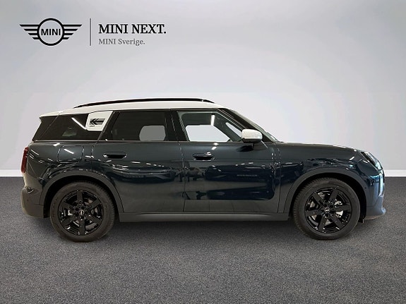 MINI Countryman SE 2 of 16