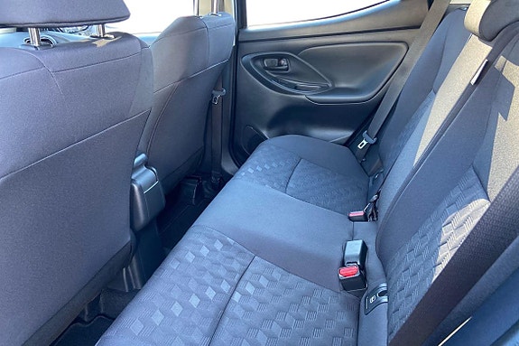 Toyota Yaris 13 of 21