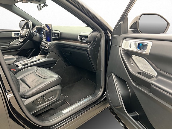 Ford Explorer 24 of 30