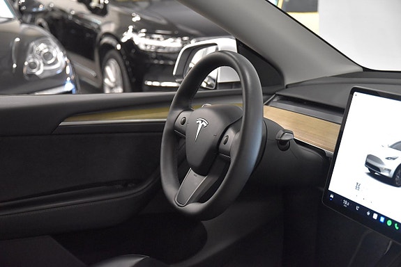 Tesla Model Y 9 of 26