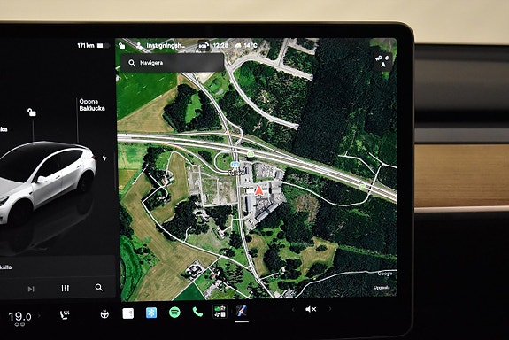 Tesla Model Y 18 of 26