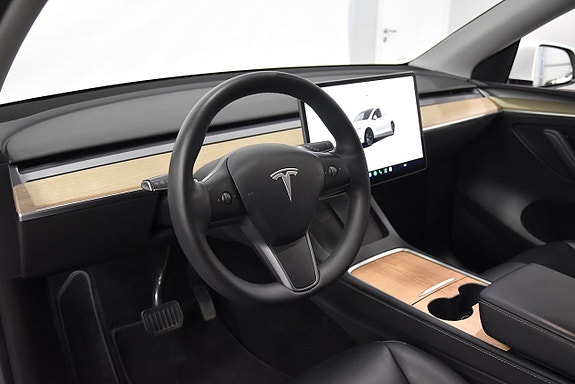 Tesla Model Y 8 of 26