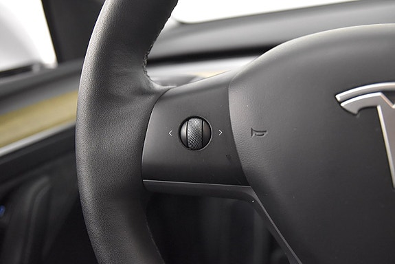 Tesla Model Y 10 of 26