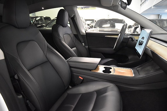 Tesla Model Y 12 of 26