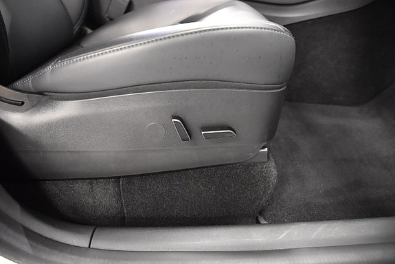 Tesla Model Y 15 of 26