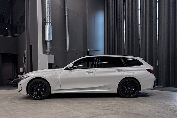 BMW 330e 3 of 26