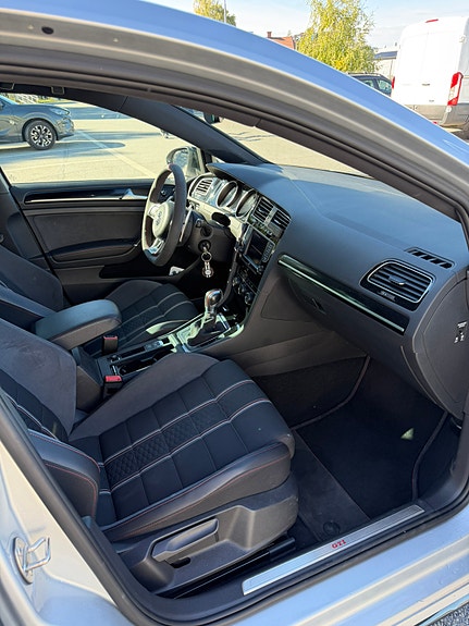 Volkswagen Golf VII 6 of 10