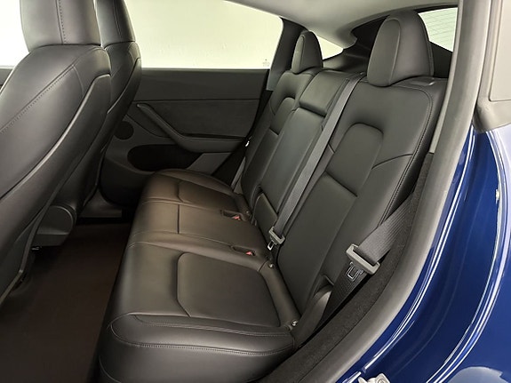 Tesla Model Y 7 of 16