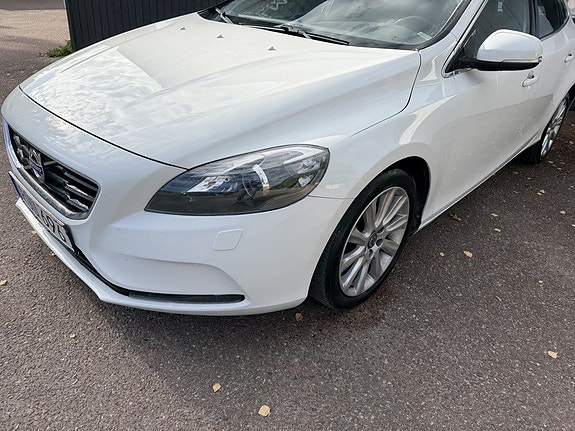 Volvo V40 2 of 22