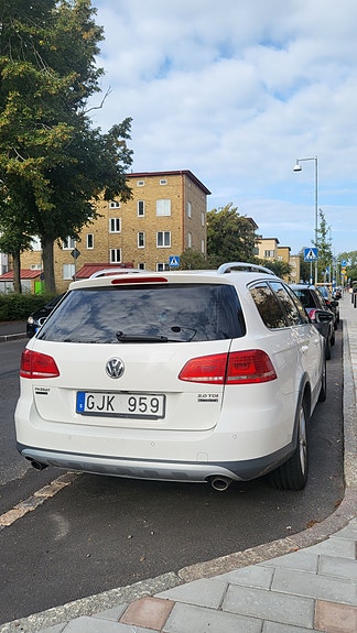 Volkswagen Passat Alltrack 3 of 10