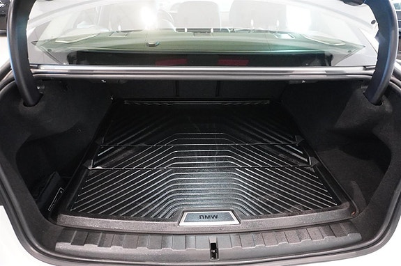 BMW 330e 13 of 15